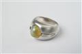 An 18k white gold ring with a cat's eye crysoberyl - image-4