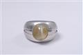 An 18k white gold ring with a cat's eye crysoberyl - image-1