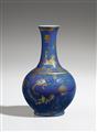 Puderblaue Vase mit Golddekor. 19. Jh. - image-2