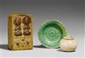 Buddhistische Miniaturstele, Schälchen und Deckeltöpfchen - image-2
