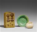 Buddhistische Miniaturstele, Schälchen und Deckeltöpfchen - image-1