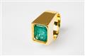 A gentlemen's 21k gold and emerald signet ring - image-2