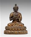 Sehr fein gearbeitete Figur eines Buddha. Holz, über Rotlack vergoldet. Sinotibetisch. 16. Jh. - image-1