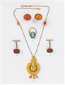 A fine gold collier with an antique pendant - image-2