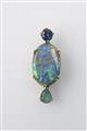A small 18k gold and opal pendant - image-1