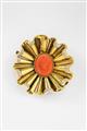 An 18k gold retro style cameo brooch - image-1