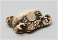 A good Kyoto school ivory netsuke of a recumbent boar on a bed of leaves. Late 18th century - image-3