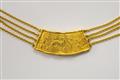 An 18k gold collier with an impression from an Assyrian cylinder seal - image-2