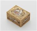 An 18k gold and enamel snuff box with hunting scenes - image-3