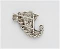 An 18k white gold and diamond Art Deco clip brooch - image-3