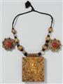 Edles Amulett. Silber, vergoldet, besetzt mit Korallen, Perlen und Farbsteinen an Kette. Kathmandu, Nepal - image-1