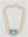 A pearl necklace with an 18k white gold and aquamarine clasp - image-1