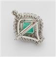An 18k white gold pendant brooch with a very fine emerald - image-2