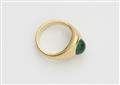 An 18k gold and emerald ring - image-2