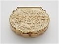 A 14k gold snuff box with ivory reliefs - image-1