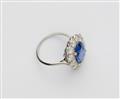An 18k white gold Art Deco ring with a Ceylon sapphire - image-2