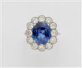 An 18k white gold Art Deco ring with a Ceylon sapphire - image-1