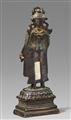Seltene Figur des bekrönten Buddha. Dunkelpatinierte Bronze mit Silbereinlagen. Kaschmir oder Westtibet. 9./10. Jh. - image-2