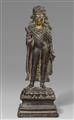 Seltene Figur des bekrönten Buddha. Dunkelpatinierte Bronze mit Silbereinlagen. Kaschmir oder Westtibet. 9./10. Jh. - image-1