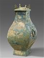 A lidded bronze vase of fanghu type. Han-Zeit (206 v.Chr.-220 n.Chr.) - image-1