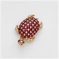 An 18k gold tortoise clip brooch - image-1