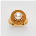 An 18k gold and pearl ring - image-1