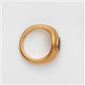 An 18k gold and sapphire ring - image-2