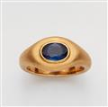 An 18k gold and sapphire ring - image-1