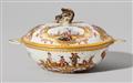 A Meissen porcelain porringer with Hoeroldt chinoiseries - image-1