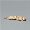 An ivory netsuke of a pair of monkeys. Around 1800 - image-1