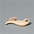 An ivory netsuke of a rat on beans. Last third 19th century - image-1