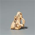An ivory netsuke of a mother hare with her young. First half 19th century - image-1