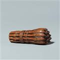 A boxwood netsuke of a bundle. Early 19th century - image-2