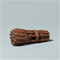 A boxwood netsuke of a bundle. Early 19th century - image-1