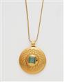 An 18k gold emerald pendant - image-1