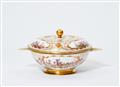 A Meissen porcelain ecuelle with Hoeroldt Chinoiseries - image-2
