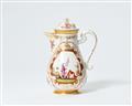 A Meissen porcelain coffee pot with finely painted Hoeroldt Chinoiseries - image-1