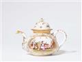 An early Meissen K.P.M. mark teapot with Hoeroldt Chinoiseries - image-1