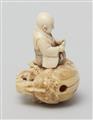 An ivory netsuke of a monk on a temple gong, by Kogyoku. Second half 19th century - image-4