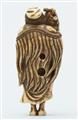 An ivory netsuke of a fisherman with a minogame. Early 19th century - image-2