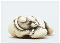 An ivory netsuke of a dog with a blow fish. Early 19th century - image-3
