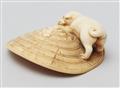 An ivory netsuke of a dog on a straw hat. Mid-19th century - image-4