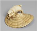 An ivory netsuke of a dog on a straw hat. Mid-19th century - image-1