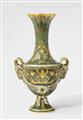 Vase mit Widderköpfen und Arabesken in Relief - image-1