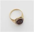 An 18k gold ring with a Roman intaglio - image-2