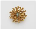 An 18k gold turquoise clip brooch - image-1
