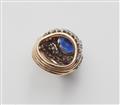 An 18k rose gold sapphire ring - image-4