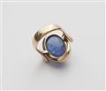A designer 14k gold sapphire ring - image-3