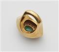An 18k gold granulation emerald ring - image-2