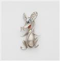 An 18k white gold mouse brooch - image-1